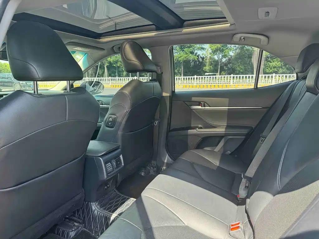 Toyota Camry 2018 — фото 13