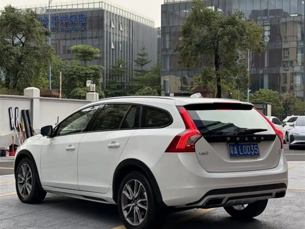 Volvo V60 2018 — фото 6
