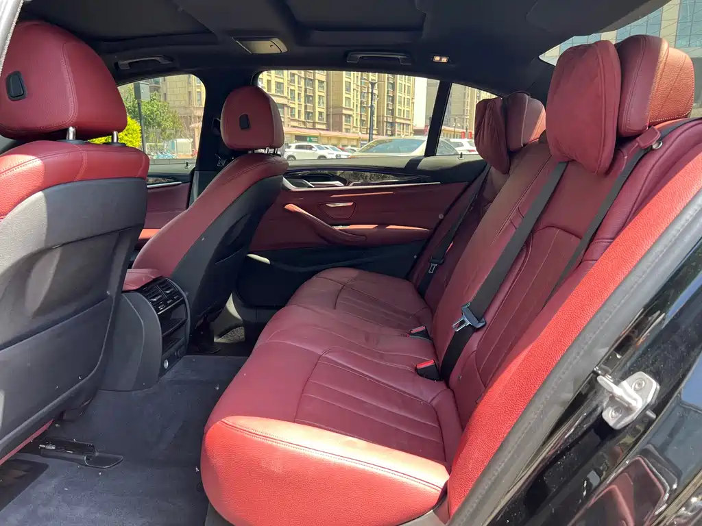 BMW 5 Series 2018 — фото 12