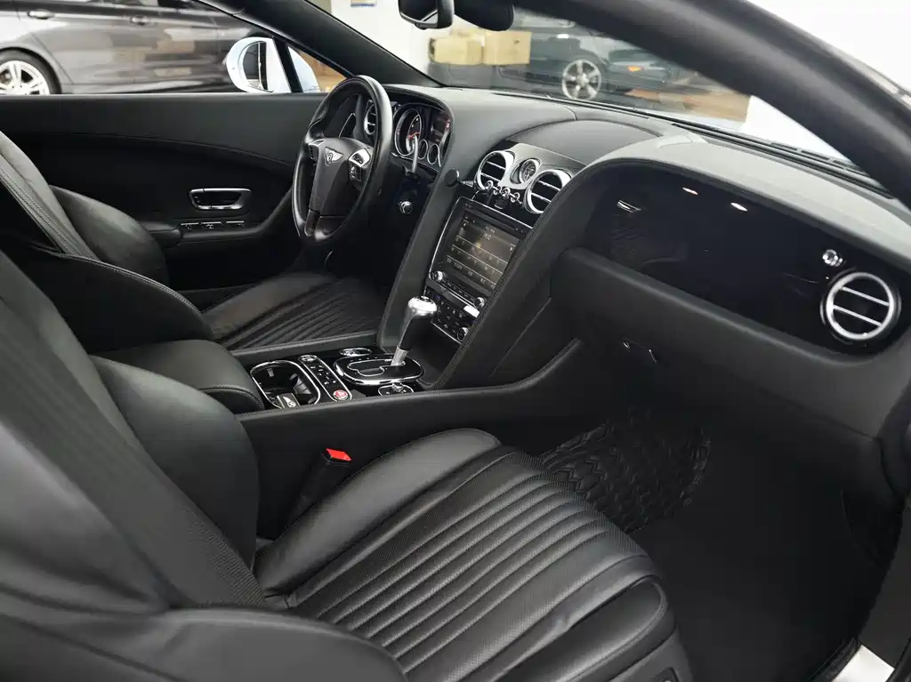 Bentley Continental 2019 — фото 10