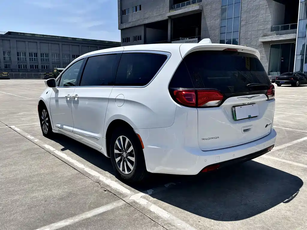 Chrysler Grand Voyager PHEV 2025 — фото 7