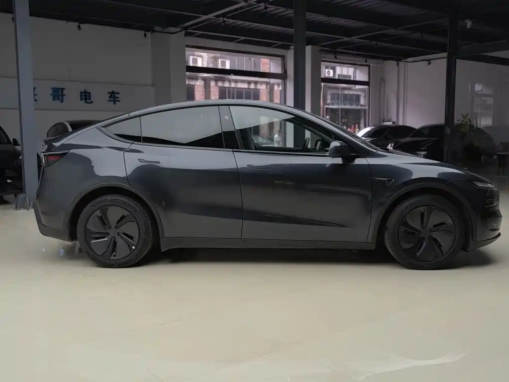 Tesla Model Y 2025 — фото 4