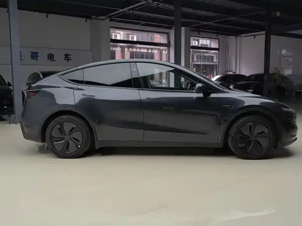 Tesla Model Y 2025