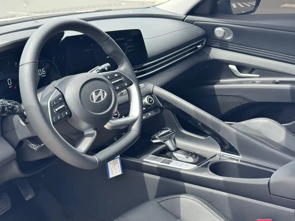 Hyundai Elantra 2023 — фото 11