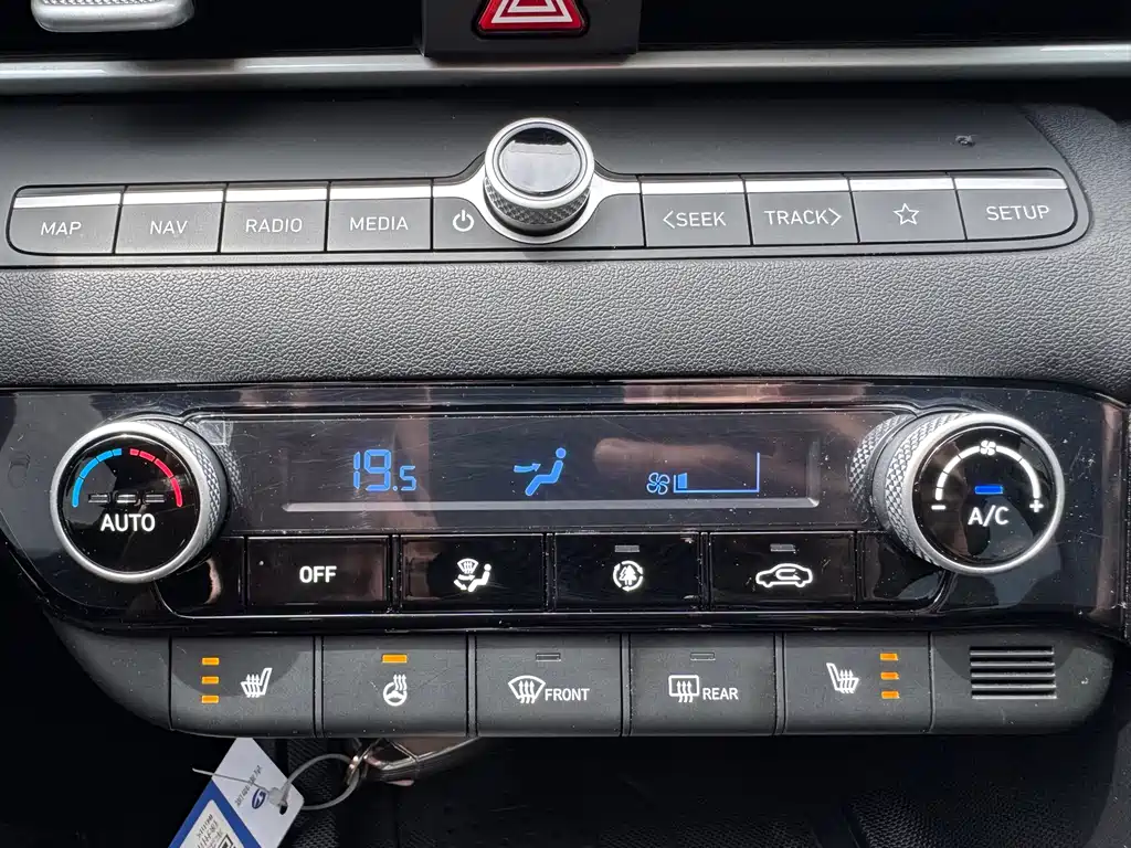 Hyundai Elantra 2023 — фото 12