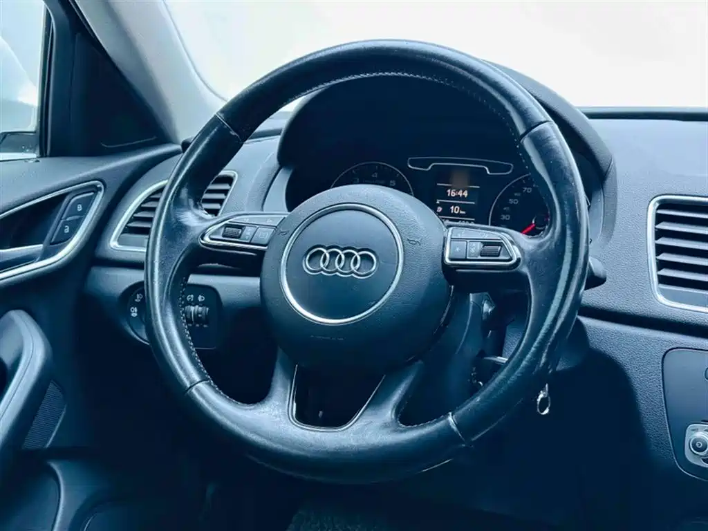 Audi Q3 2015 — фото 15