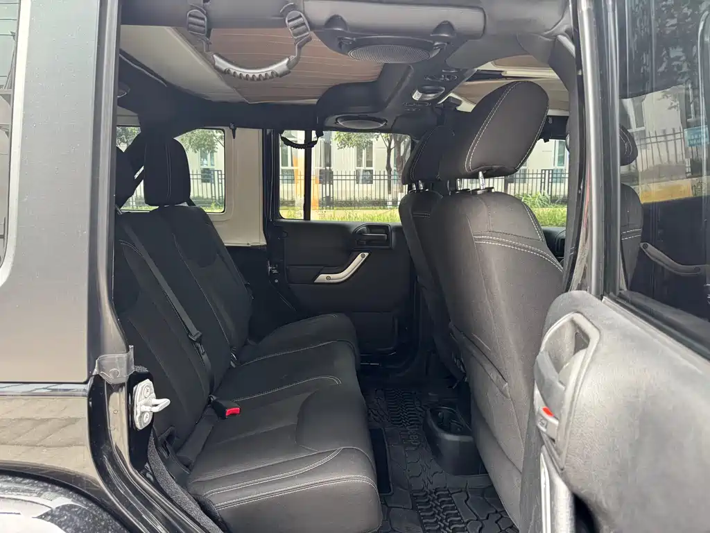 Jeep Wrangler 2015 — фото 13