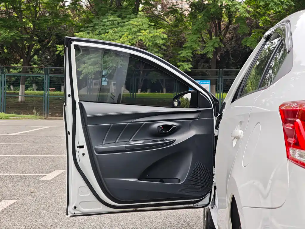 Toyota Yaris L 2019 — фото 11