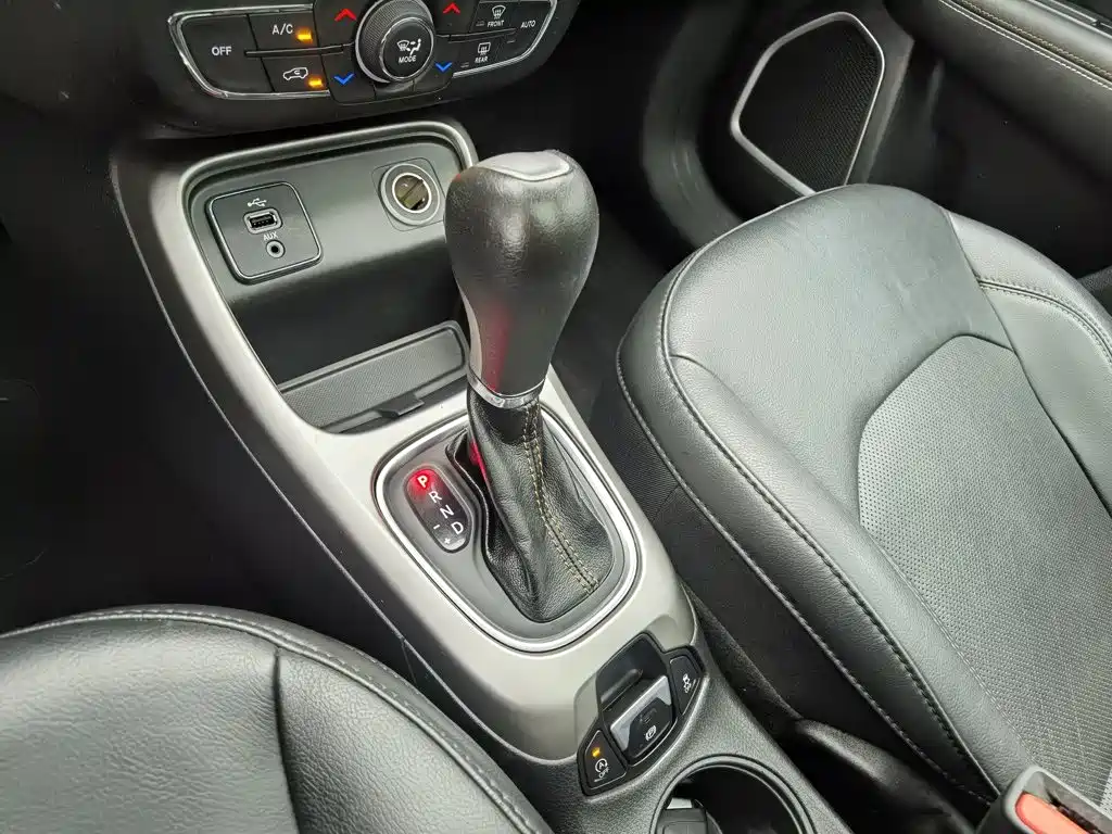 Jeep Compass 2017 — фото 13