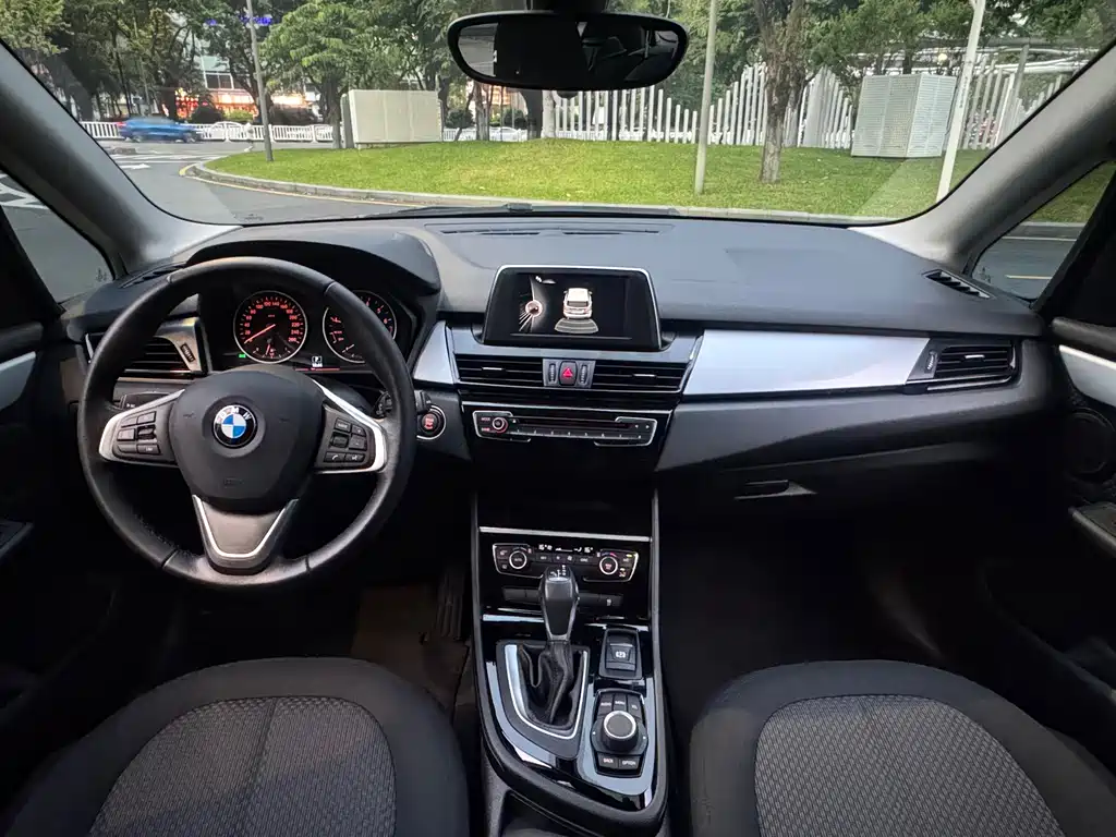BMW 2 Series Station Wagon 2017 — фото 16