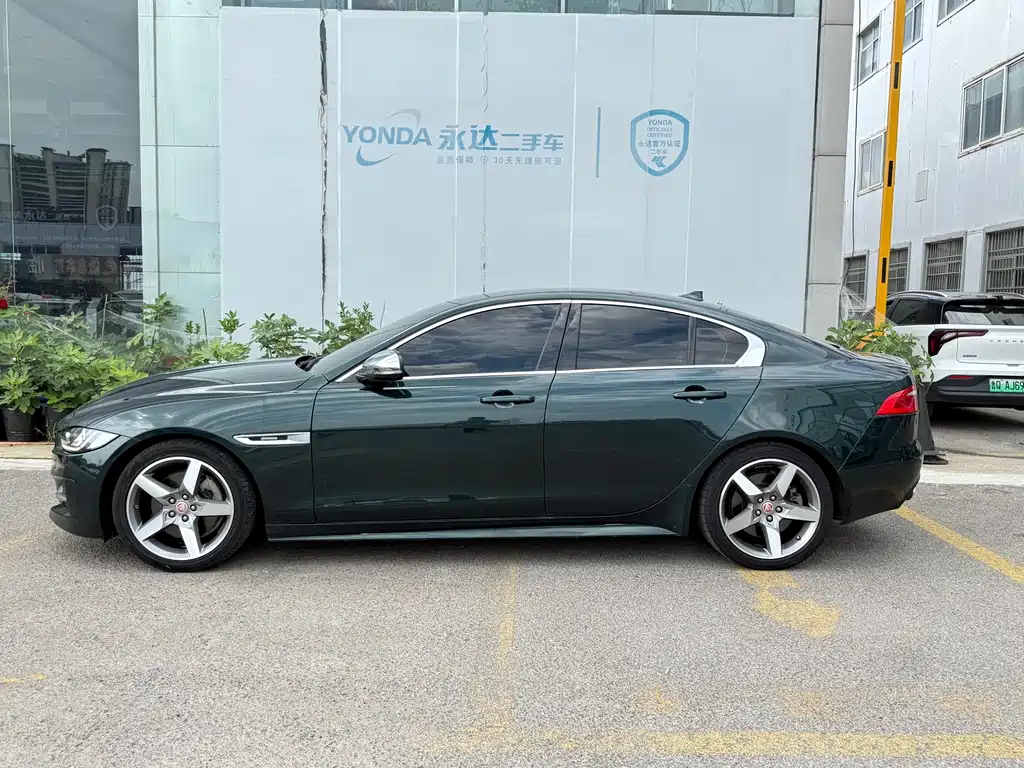 Jaguar XE 2016 — фото 19