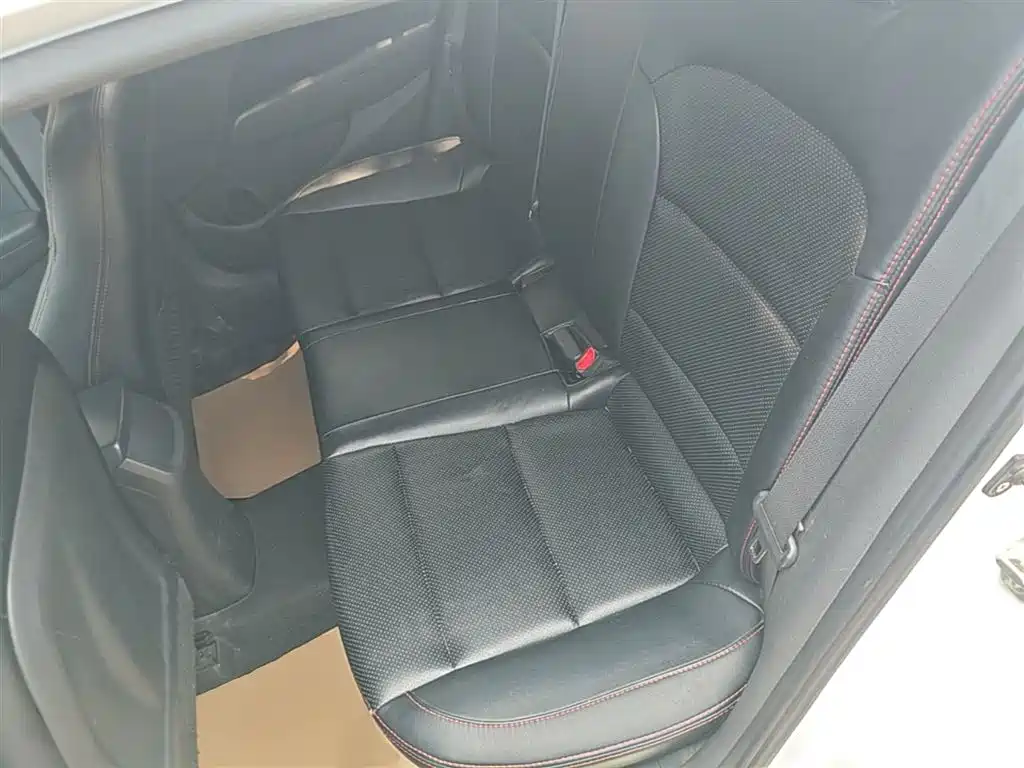 Hyundai Elantra 2016 — фото 17