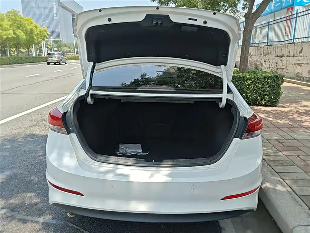 Hyundai Elantra 2016 — фото 19