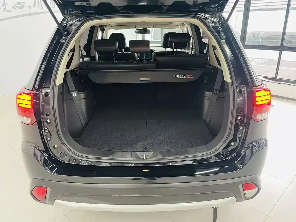 Mitsubishi Outlander 2018 — фото 15