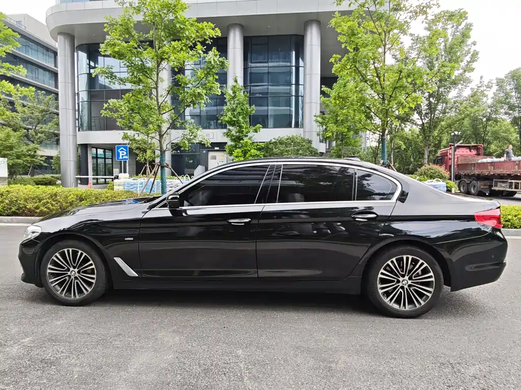 BMW 5 Series 2018 — фото 9