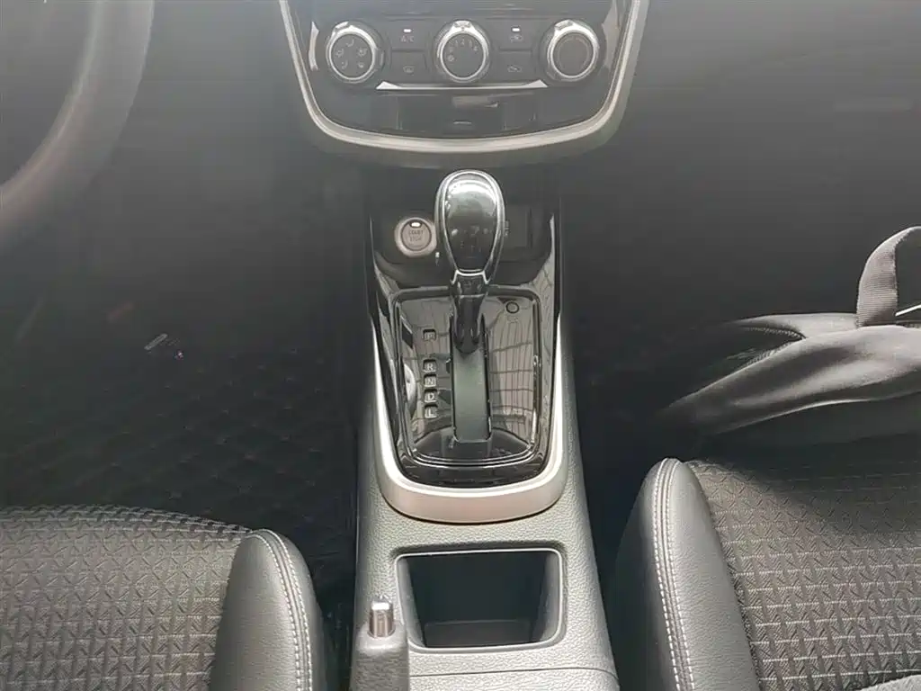 Nissan Tiida 2018 — фото 14