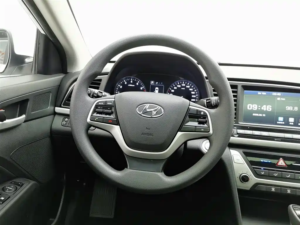Hyundai Elantra 2018 — фото 11