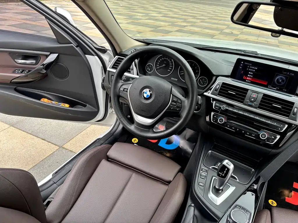 BMW 3 Series 2019 — фото 22