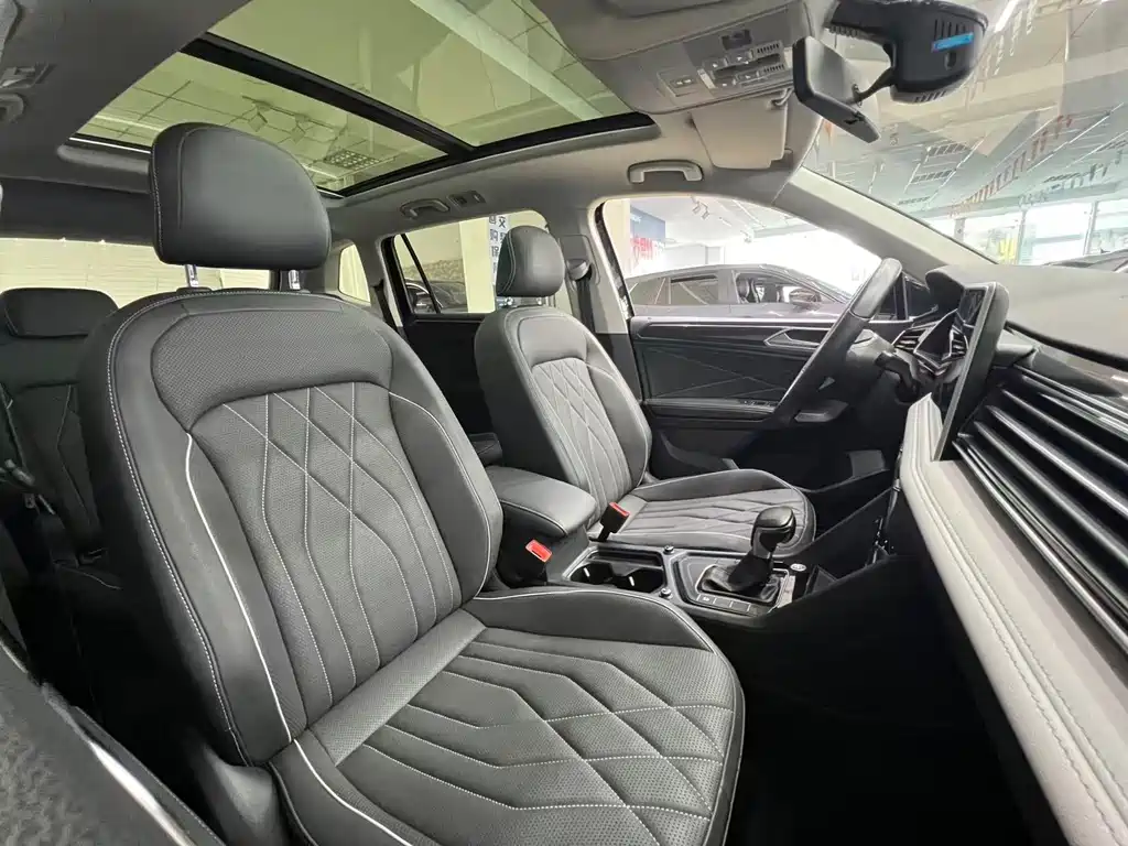 Volkswagen Tiguan L 2023 — фото 21