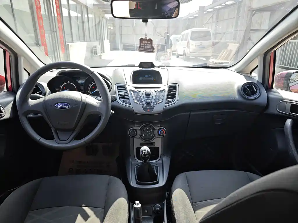 Ford Fiesta 2016 — фото 13