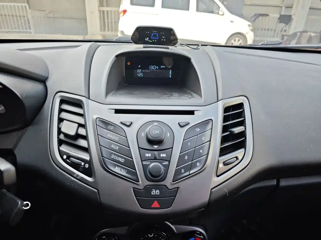 Ford Fiesta 2016 — фото 15