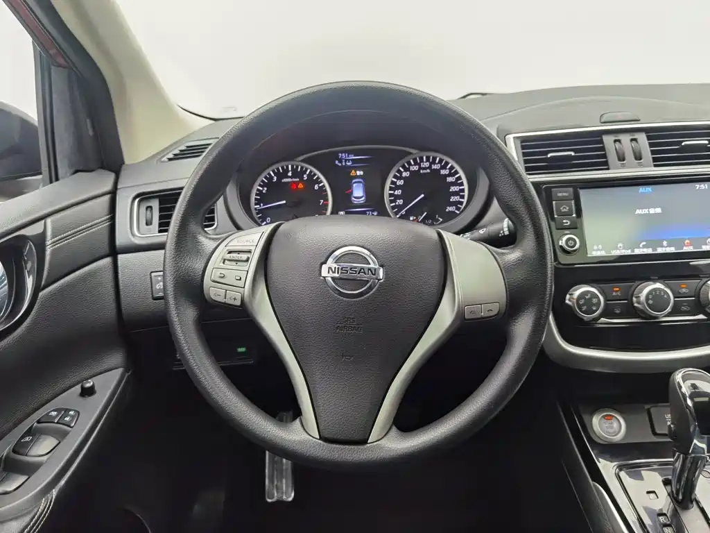 Nissan Tiida 2017 — фото 11