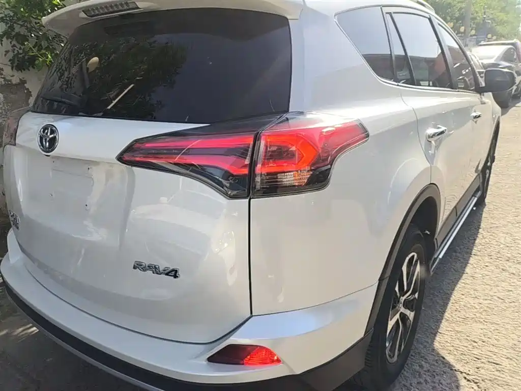 Toyota RAV4 2019 — фото 7