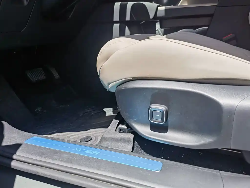 Volvo XC70 Plug-In Hybrid 2025 — фото 10