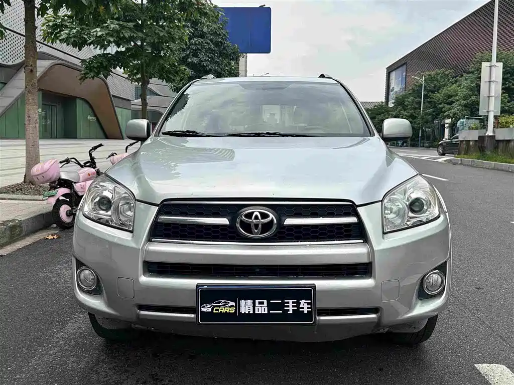 Toyota RAV4 2011 — фото 2