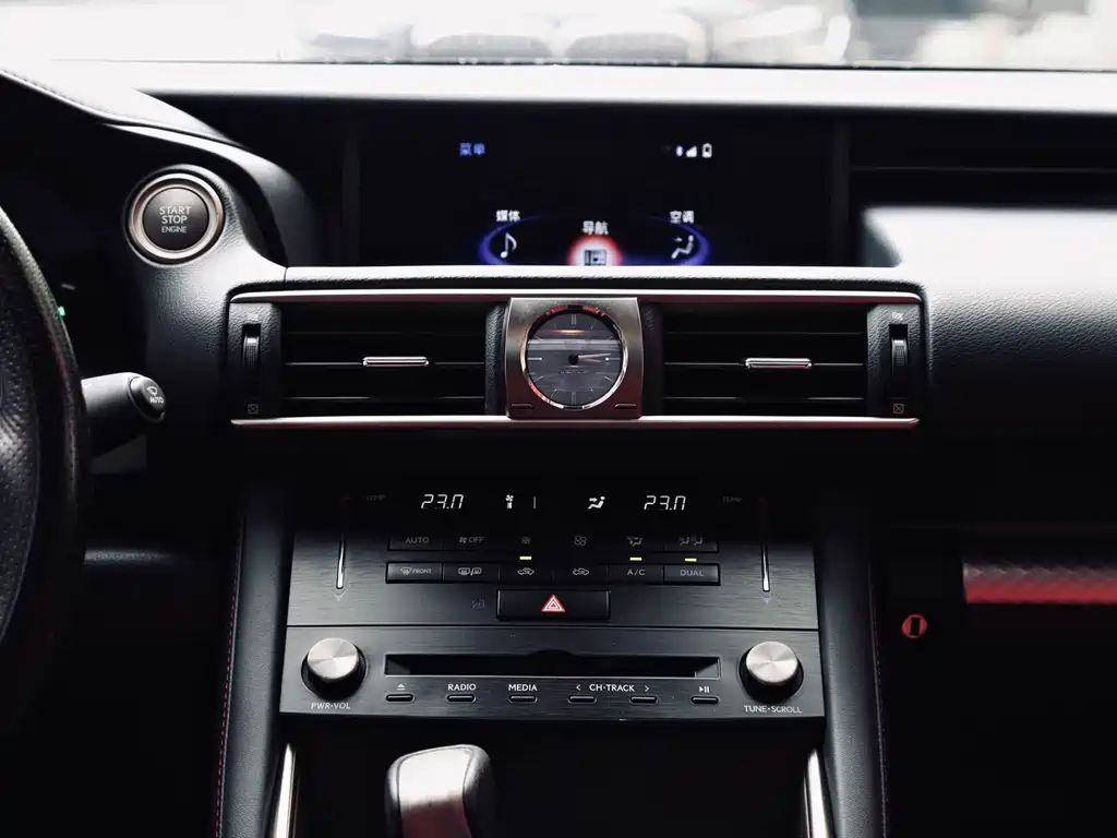 Lexus IS 2017 — фото 14