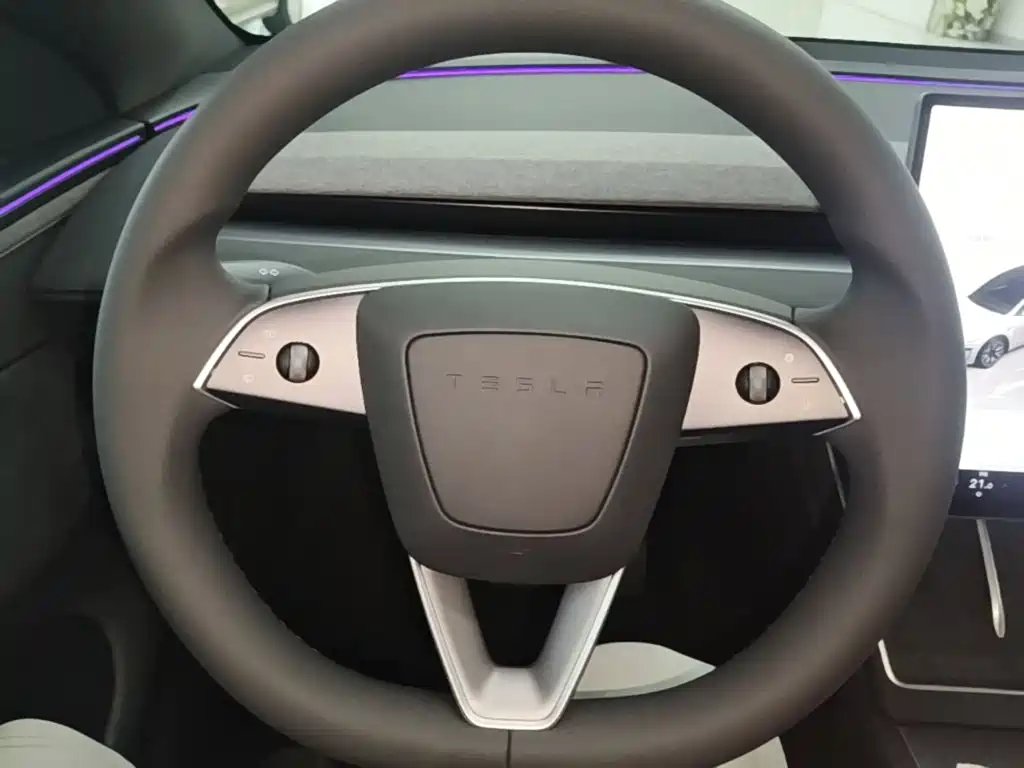 Tesla Model Y L 2026 — фото 11