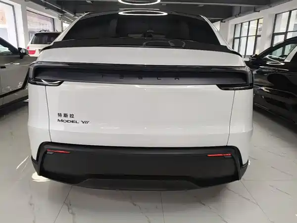 Tesla Model Y L 2026