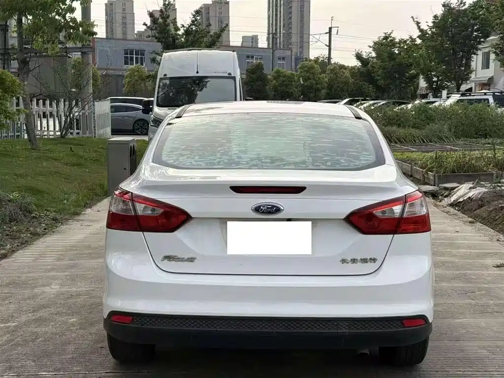 Ford Focus 2014 — фото 12
