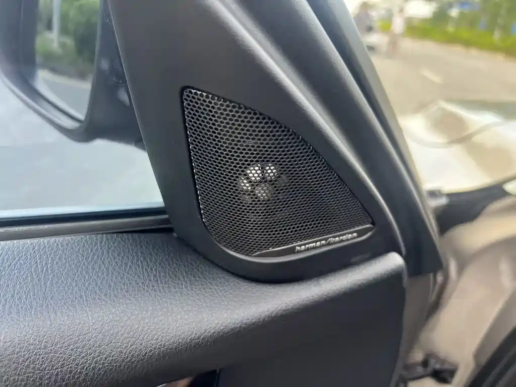 BMW 3 Series 2018 — фото 12