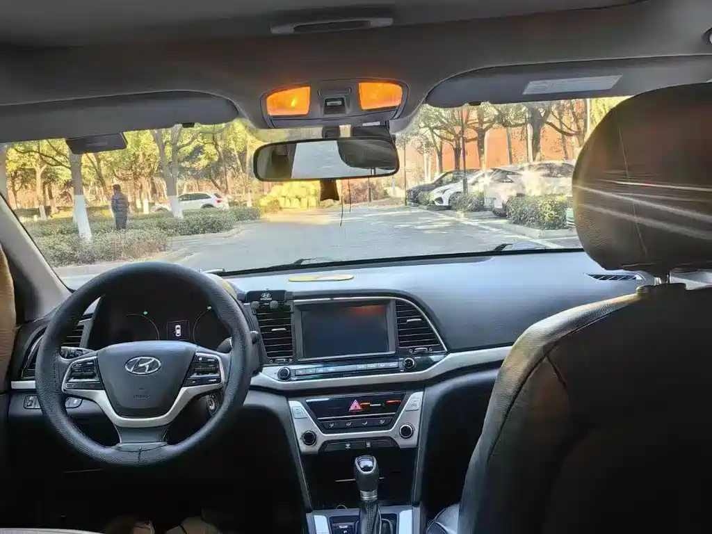 Hyundai Elantra 2017 — фото 9