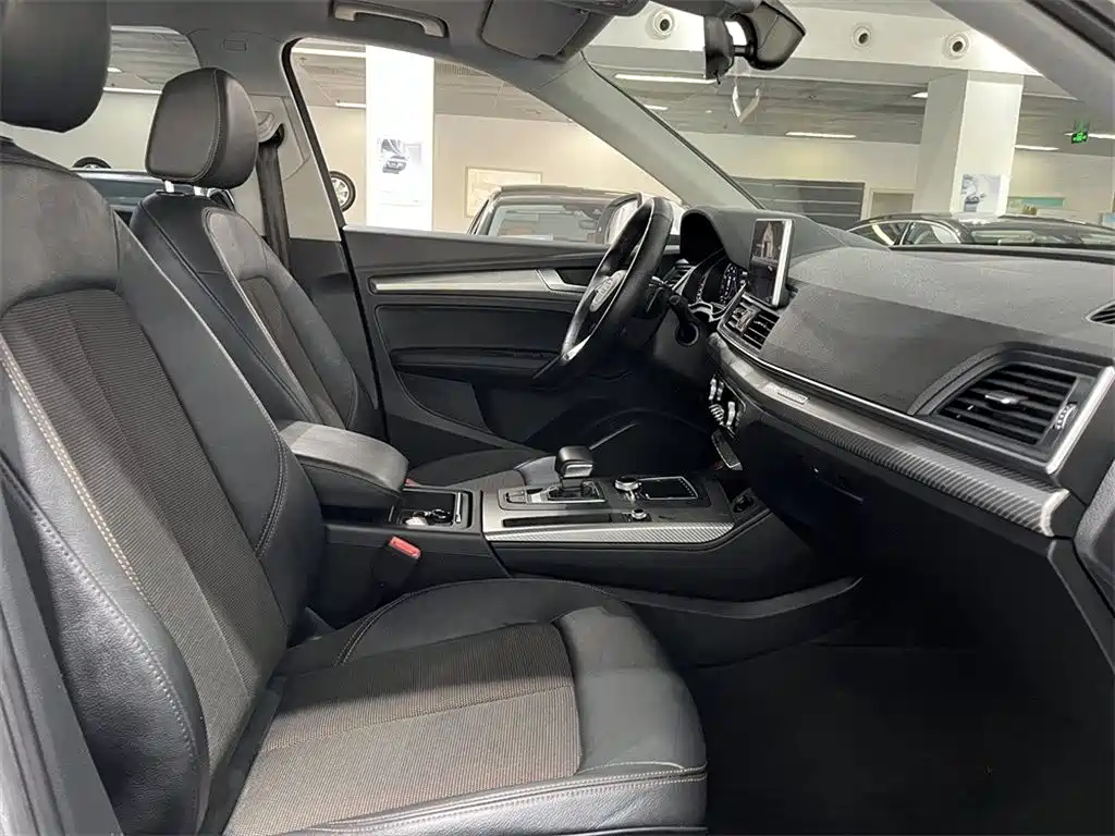 Audi Q5L 2018 — фото 11