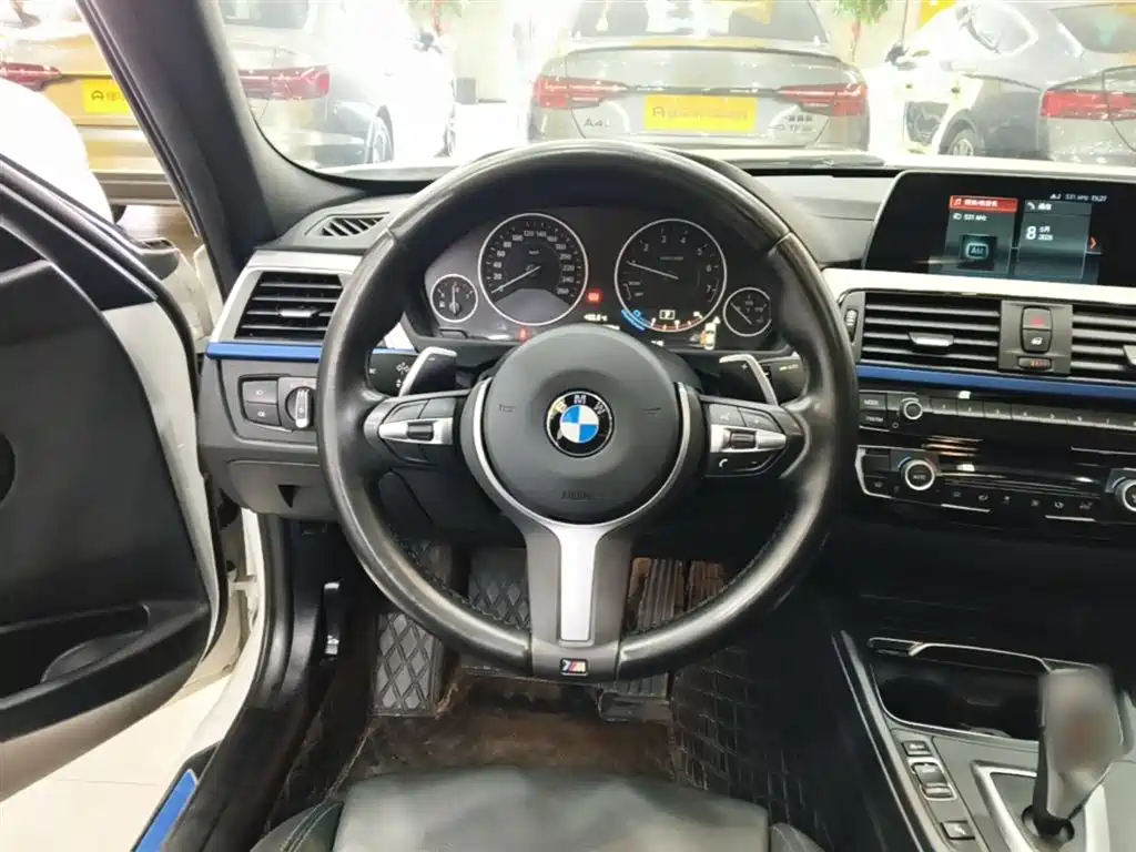 BMW 3 Series 2019 — фото 11