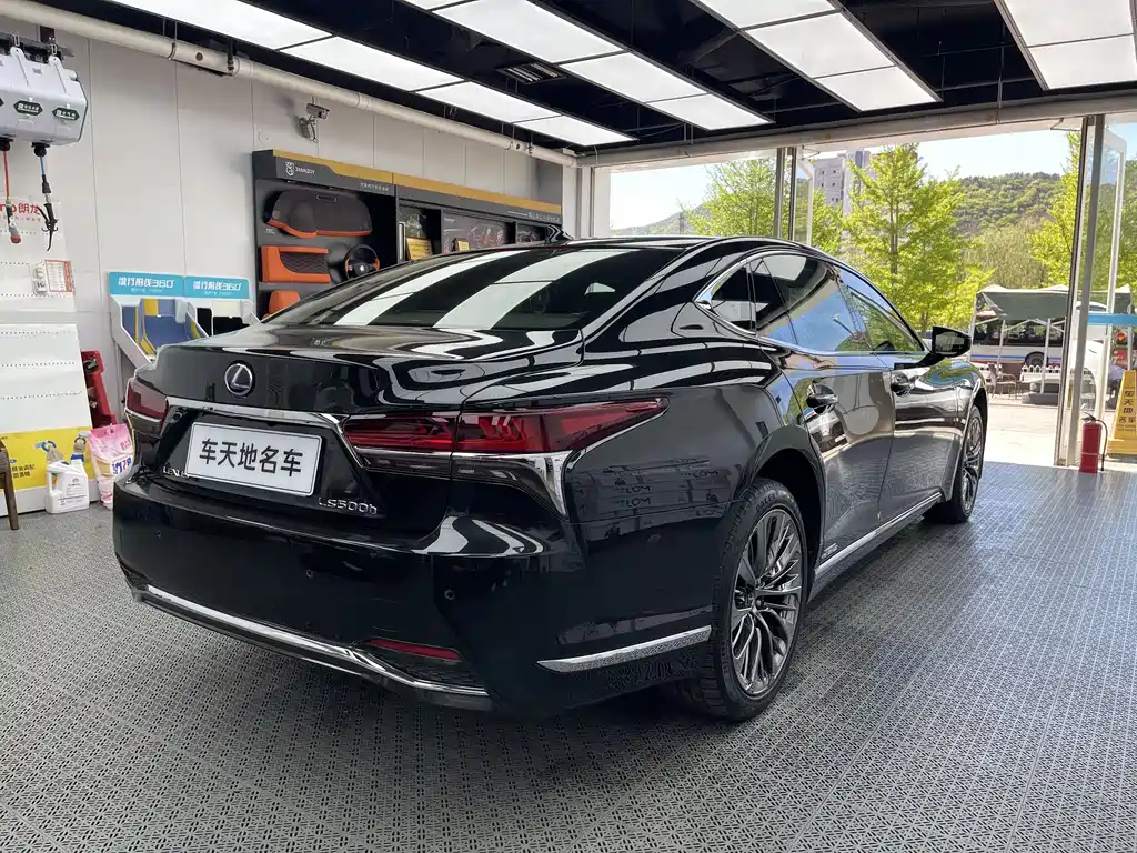 Lexus LS 2018 — фото 12