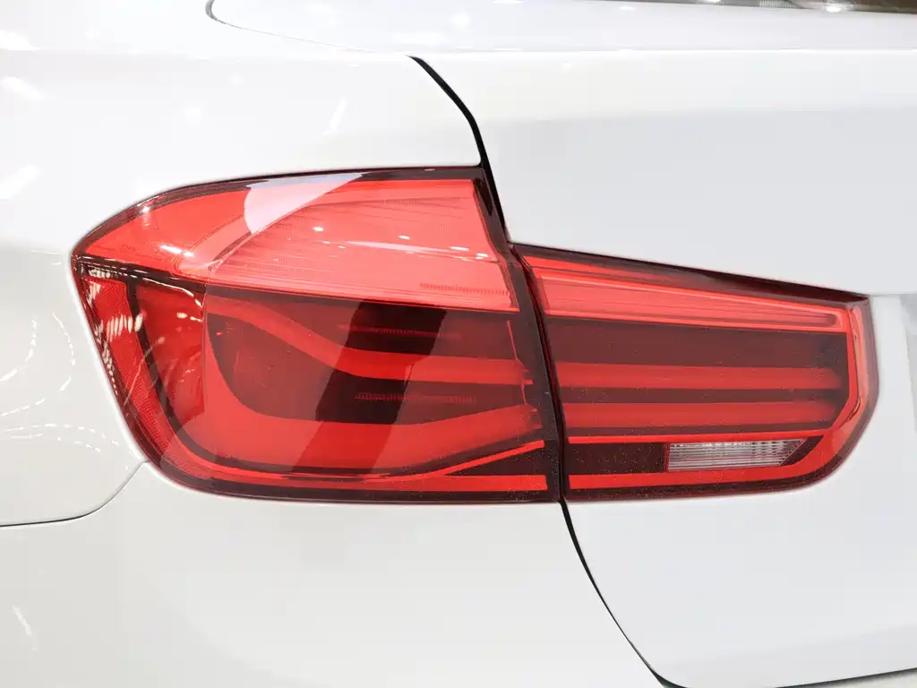BMW 3 Series 2019 — фото 13