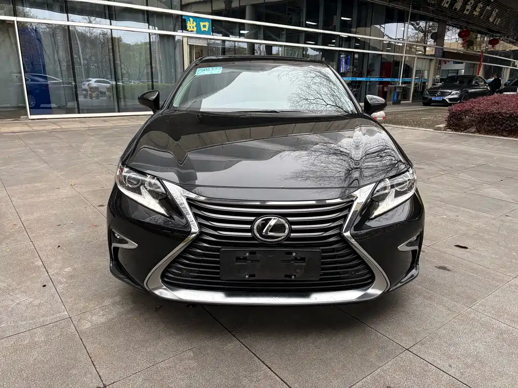 Lexus ES 2018 — фото 2