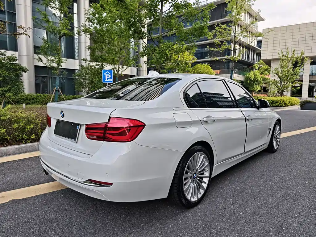 BMW 3 Series 2018 — фото 8