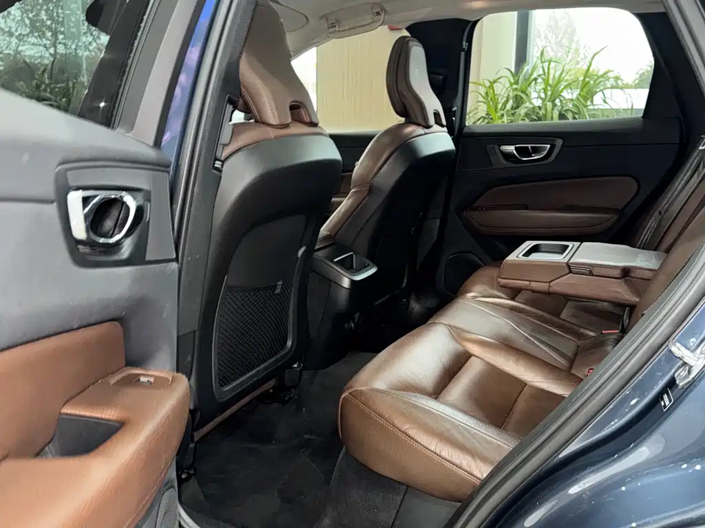 Volvo XC60 2020 — фото 18