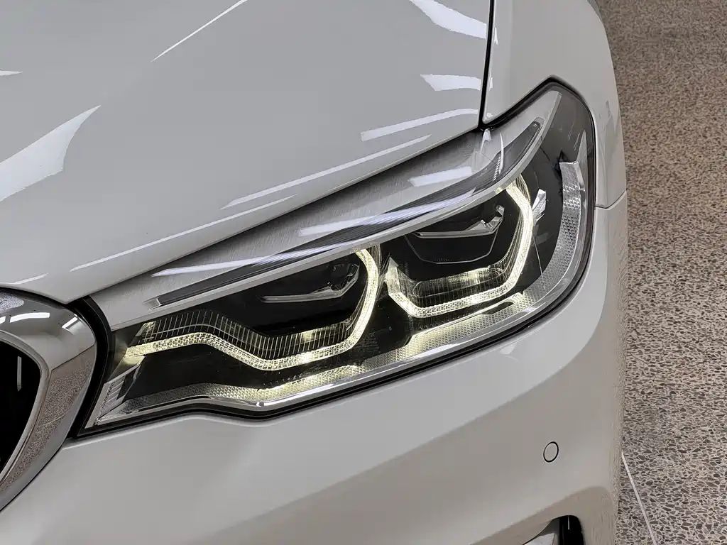 BMW 5 Series 2019 — фото 11
