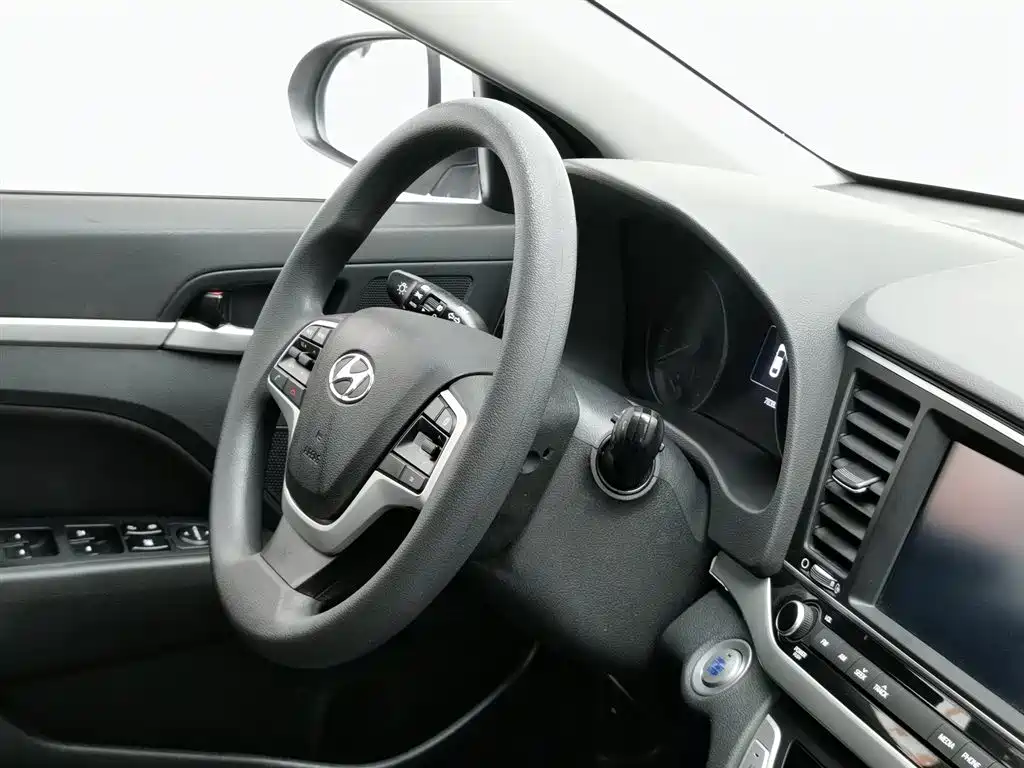 Hyundai Elantra 2018 — фото 22