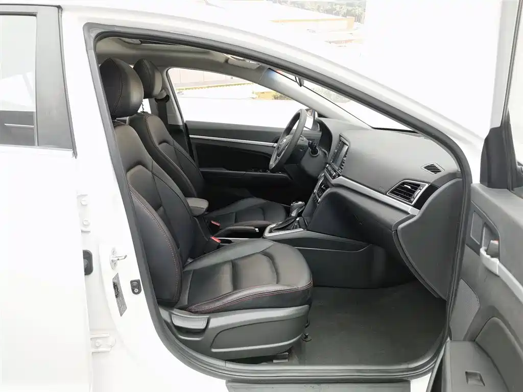 Hyundai Elantra 2018 — фото 23