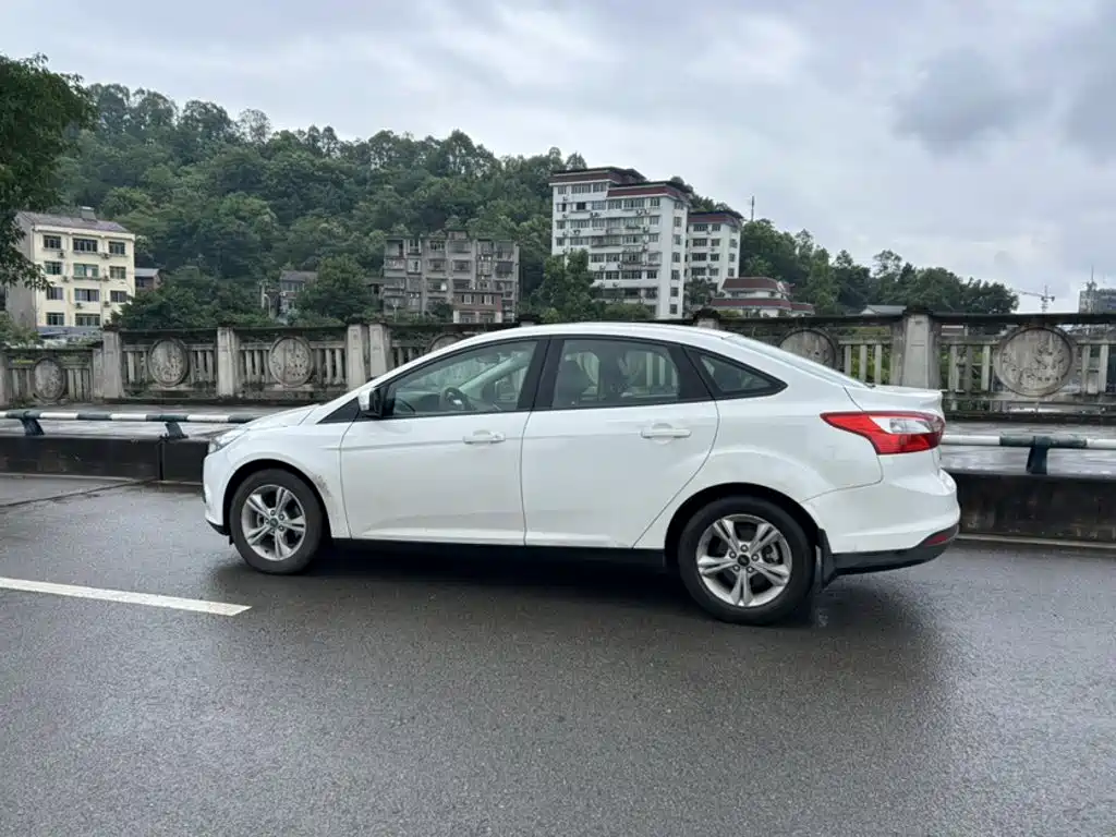 Ford Focus 2014 — фото 12