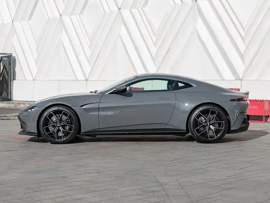 Aston Martin V8 Vantage 2022 — фото 3