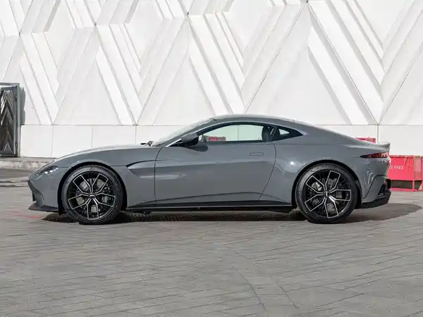 Aston Martin V8 Vantage 2022