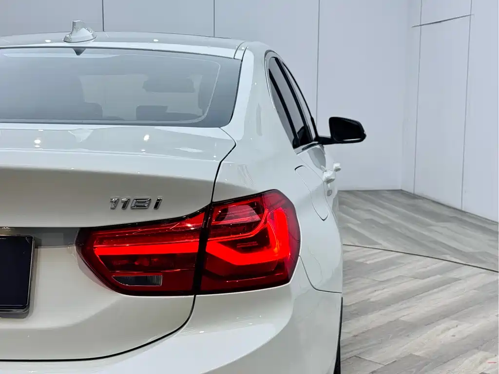 BMW 1 Series 2018 — фото 15