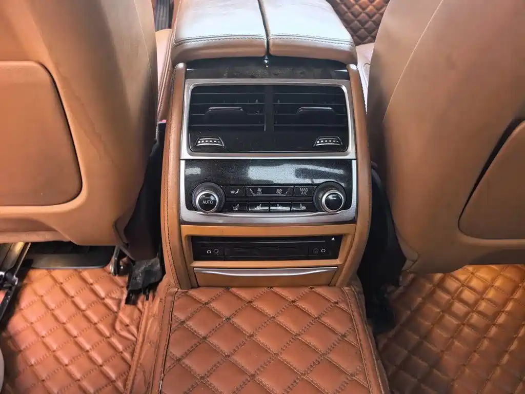 BMW 7 Series 2017 — фото 12